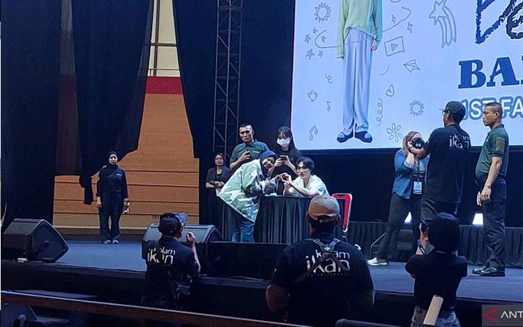 Solois Korea Selatan Bang Yedam melakukan konferensi pers saat acara jumpa penggemar "Be Your D.." di Jakarta Internasional Velodrome, Sabtu (3/8/2024). (ANTARA/Fitra Ashari)