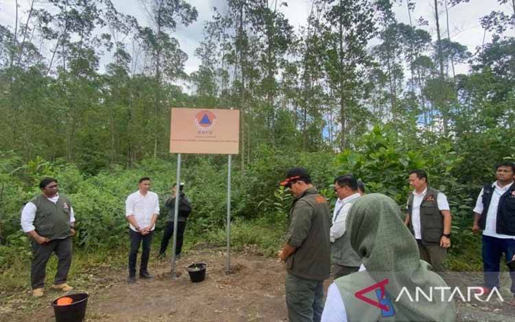 Kepala BNPB Suharyanto meninjau lokasi pembangunan kantor di Kota Nusantara, berlokasi di Kecamatan Sepaku, Provinsi Kalimantan Timur, Sabtu (3/8/2024). ANTARA/Muhammad Solih Januar