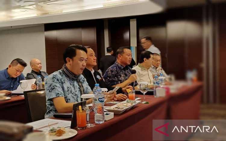 Ketua Umum Paguyuban Tionghoa yang tergabung di dalam Paguyuban Sosial Marga Tionghoa Indonesia (PSMTI) Wilianto Tanta (dua dari kiri) tengah memberikan penjelasan program ke depan. ANTARA/ Ganet