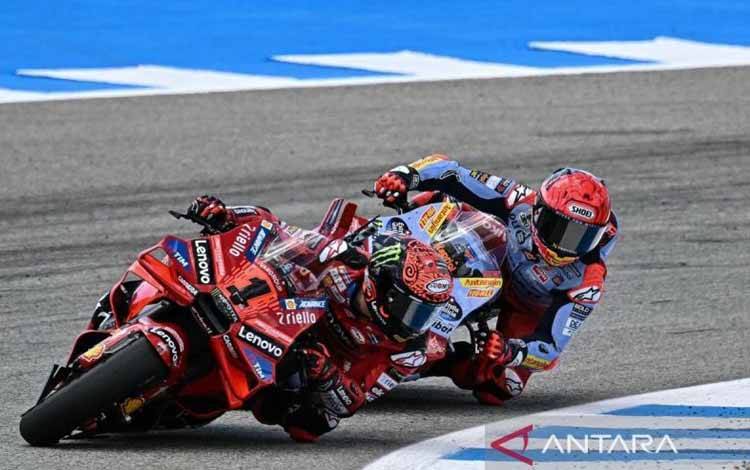 Pembalap Ducati Italia Francesco Bagnaia (Depan) dan pebalap Ducati Spanyol Marc Marquez bersaing saat balapan Grand Prix MotoGP Spanyol di arena pacuan kuda Jerez di Jerez de la Frontera pada 28 April 2024. (ANTARA/AFP/Jorge Guerrero)
