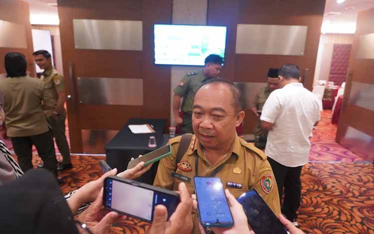 Kepala Dinas DLH Kalteng Joni Harta saat diwawancara awak media di Hotel Aquarius Beutique Hotel Palangka Raya, Senin, 5 Agustus 2024 (Foto: MARINI)