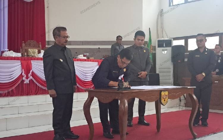 Ketua DPRD Gunung Mas Akerman Sahidar saat menandatangani kesepakatan bersama dengan kepala daerah terhadap raperda tentang perubahan APBD 2024, Senin, 5 Agustus 2024. (FOTO: RISKA YULYANA)