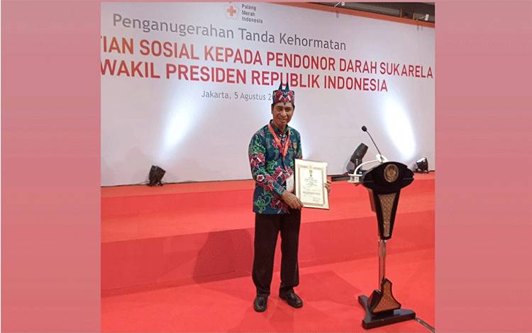 Agus Mulyadi menerima penghargaan Satyalencana Kebaktian Sosial di Jakarta, Senin, 5 Agustus 2024. (FOTO: IST)
