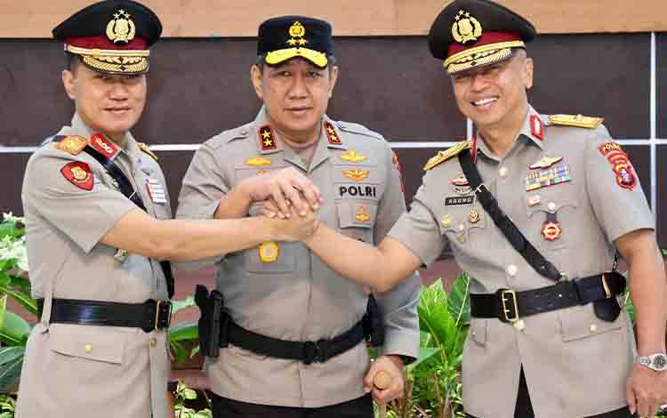 Kapolda Kalteng Irjen Pol Djoko Poerwanto (tengah) saat berfoto bersama dengan pejabat Wakapolda Kalteng Baru Brigjen Pol Rakhmad Setyadi (kiri) dan pejabat lama Wakapolda Kalteng Brigjen Pol Mohammad Agung Budjiono (kanan) usai Sertijab (Foto : Humas Polda Kalteng)