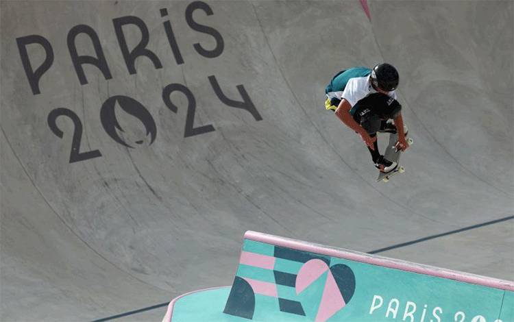 Atlet skateboard Australia Keegan Palmer berkompetisi di nomor taman putra Olimpiade Paris 2024 di La Concorde, Paris, Rabu (7/8/2024). (ANTARA/AFP/Franck Fife)