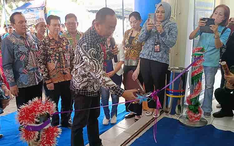 Asisten II Sekda Kabupaten Barito Timur, Amrullah, menggunting pita saat meresmikan gerai Indomaret pertama di Barito Timur tepatnya di Kelurahan Tamiang Layang, Kamis, 8 Agustus 2024. (FOTO: BOLE MALO)