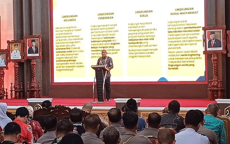 Kepala BNN RI Marthinus Hukom mengisi workshop P4GN di Aula Rumah Jabatan Bupati Kotawaringin Timur, Kamis, 8 Agustus 2024. (FOTO: DEWIP)