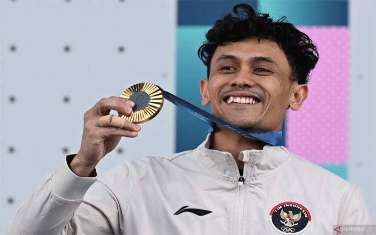 Atlet panjat tebing putra Indonesia Veddriq Leonardo menunjukkan medali emas usai menjuarai nomor speed putra Olimpiade Paris 2024 di Le Bourget Climbing Venue, Paris, Prancis, Kamis (8/8/2024). ANTARA FOTO/WAHY PUTRO A