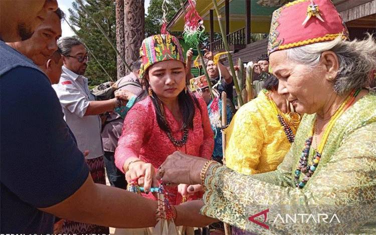 Ilustrasi. Masyarakat Adat Wehea Desa Nehas Lia Bing mengikatkan gelang manik ke tangan PP-MHA saat berkunjung ke desa setempat, Senin (29/7) (Antara/ M Ghofar)