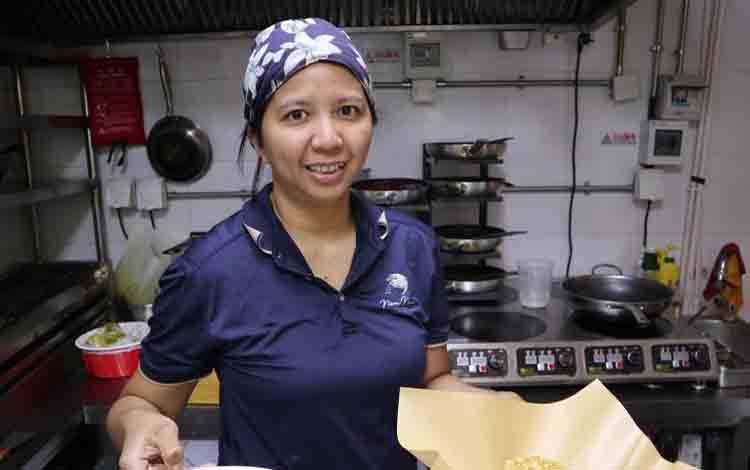 Pemilik sekaligus koki restoran Anisah Rahmawati dan rendang sapi khas Nom Nom (ANTARA/Desca Lidya Natalia)