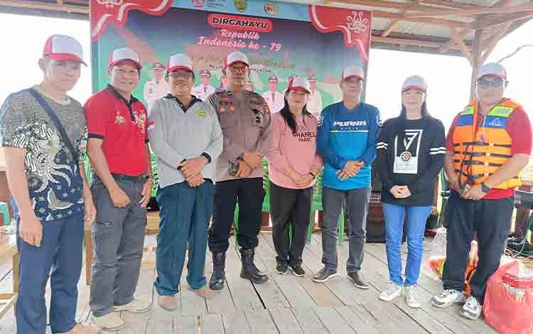 Camat Karusen Janang, Bewini (dua dari kanan), saat pembukaan Lomba Perahu Dayung Tradisional di Danau Dayu, Sabtu, 10 Agustus 2024. (FOTO: BOLE MALO)