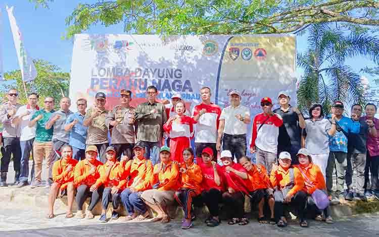 Ketua Pengkab PODSI Pulang Pisau Minggus Nopeny Foto bersama dalam pembukaan Lomba dayung Bupati Cup II. (FOTO: RETHA)
