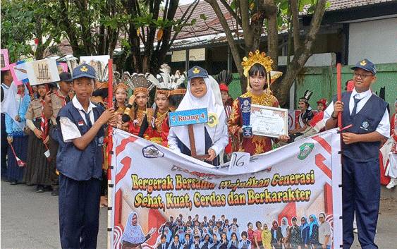 Kelas 7 Ruang 4 SMP 1 Sampit menampilkan kelompoknya saat karnaval, Senin, 12 Agustus 2024. (FOTO: DEWIP)