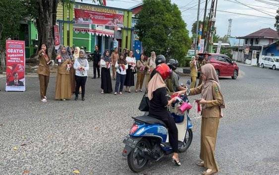 Jajaran Dinkes Kapuas saat bagikan bendera merah putih sambut HUT ke-79 Republik Indonesia. (FOTO: IST)