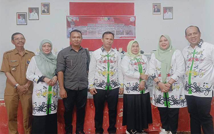 Ketua Forum Puspa Kalimantan Tengah, Lily Hadianie Foto bersama Forum Puspa Kabupaten Pulang Pisau dan jajarannya (FOTO :RETHA*?