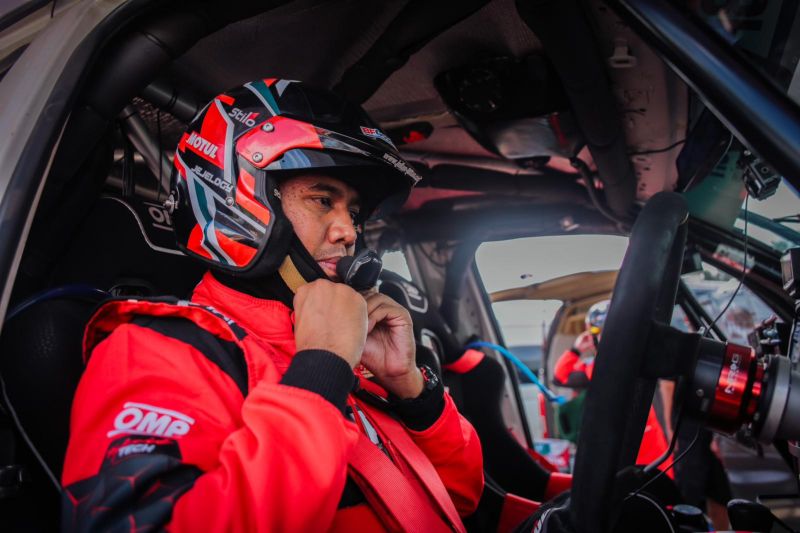 Pereli asal Indonesia Julian Johan berada di dalam mobil rally saat sesi pembuka kejuaraan Asia Cross Country Rally (AXCR) 2024 yang berlangsung di Thailand, Senin (12/8/2024). (ANTARA/HO-Tim Jejelogy GHP)