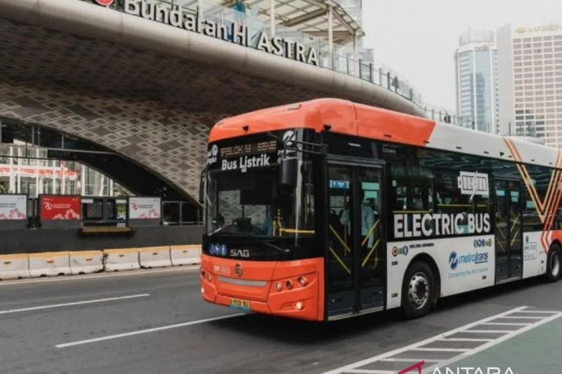 Bus listrik di salah satu koridor Transjakarta. ANTARA/HO-SAG