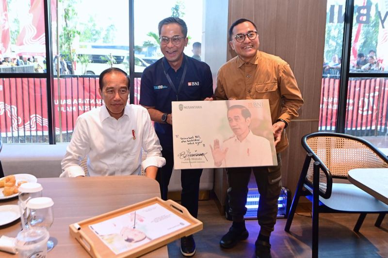 Presiden Joko Widodo (Jokowi) didampingi Komisaris BNI Mohamad Yusuf Permana serta Direktur Network & Services BNI Ronny Venir saat peresmian BNI Digital Banking Cafe di Ibu Kota Nusantara (IKN), Senin (12/8/2024). ANTARA/HO-BNI