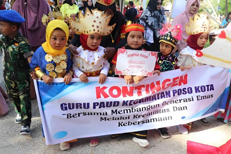 Peserta kontingen tingkat PAUD mengikuti pawai Gebyar PAUD dalam rangka memeriahkan HUT Ke-79 RI di Poso, Selasa (13/8/2024). (ANTARA/HO-Diskominfo Poso)
