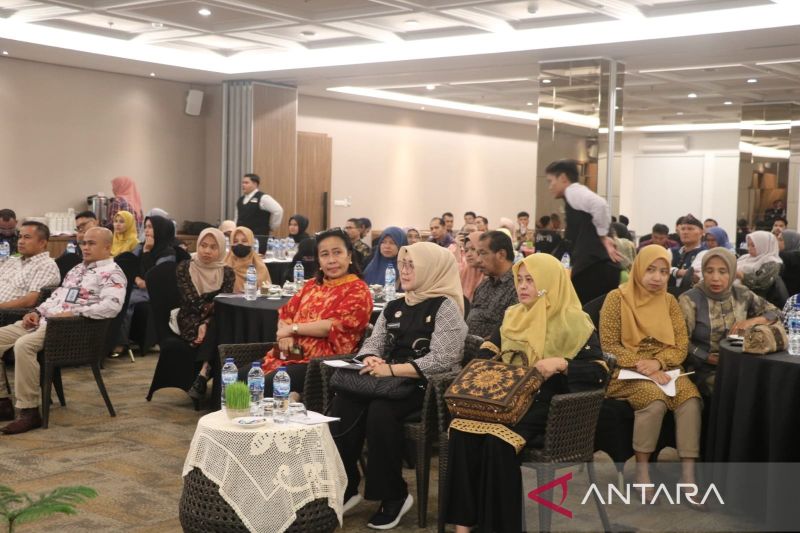 Kepala Divisi Pelayanan Hukum dan HAM Sumatra Barat (Sumbar) Ruliana P Harsiwi dalam kegiatan edukasi yang digelar di Padang pada Senin dan Selasa (13/08/2024). ANTARA/FathulAbdi