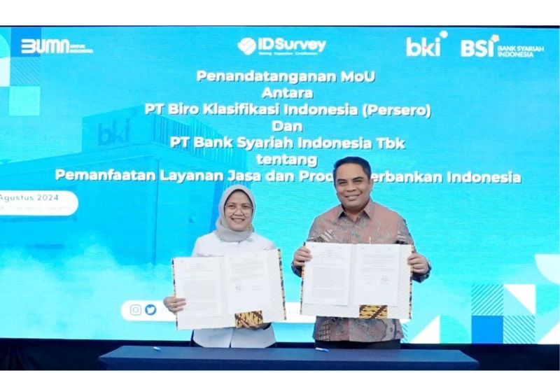 Direktur Keuangan, Administrasi, dan Manajemen Risiko PT Biro Klasifikasi Indonesia (kiri) serta Direktur Sales & Distribution BSI Anton Sukarna (kanan) saat menandatangani MoU Pemanfaatan Layanan Jasa dan Produk Perbankan Indonesia di Jakarta, Selasa (13/8/2024). (ANTARA/HO-BSI)