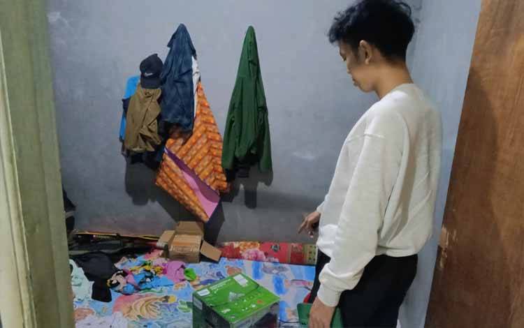Korban Aan saat menunjukkan kondisi kosnya (Foto : PATHUR)