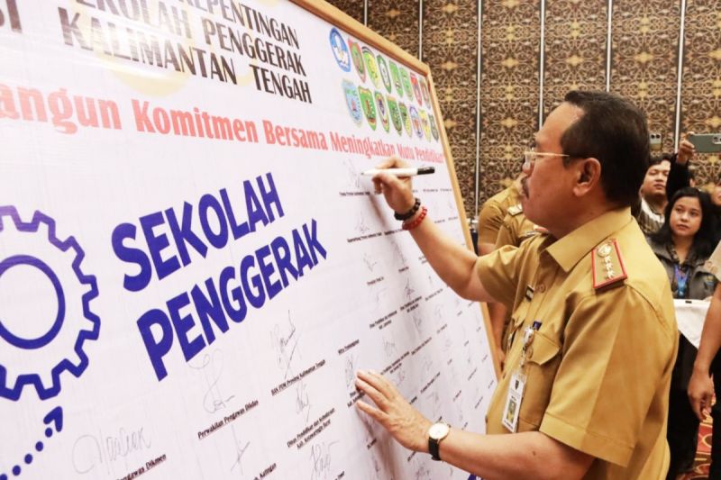 Sekda Kalteng Nuryakin menandatangani komitmen bersama mendukung PSP di provinsi setempat, Palangka Raya, Selasa (13/8/2024). (ANTARA/HO-Diskominfosantik Kalteng)