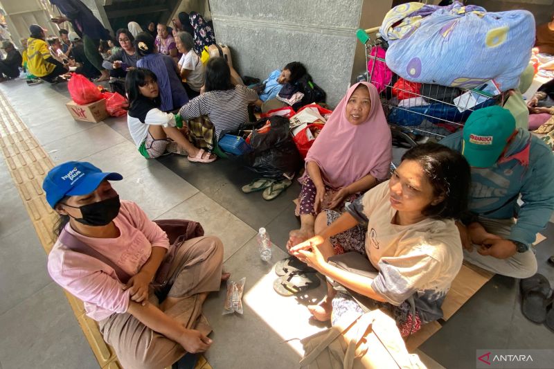 Warga mengungsi sementara di Stasiun KA Bandara Manggarai, Jakarta, Selasa (13/8/2024). ANTARA/Luthfia Miranda Putri