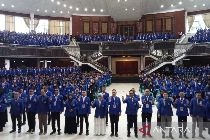 Politeknik Negeri Banjarmasin, Kalsel saat menggelar pengukuhan dan pengenalan kampus bagi mahasiswa baru di Gedung Sultan Suriansyah di Banjarmasin, Selasa (13/8/2024). (ANTARA/Sukarli)