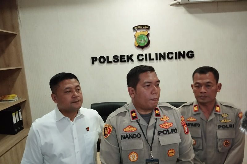 Kapolsek Cilincing Kompol Fernando Saragi bersama Kanit Reskrim saat door step dengan wartawan.ANTARA/HO-Polres Jakut