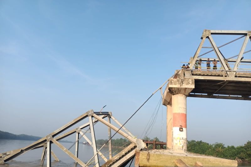Badan Penanggulangan Bencana Daerah (BPBD) dan Basarnas Palembang Sumatera Selatan saat mencari lima korban jembatan ambruk di Kecamatan Lalan Musi Banyuasin (Muba), Selasa (13/4/2024). ANTARA/HO-BPBD Muba.