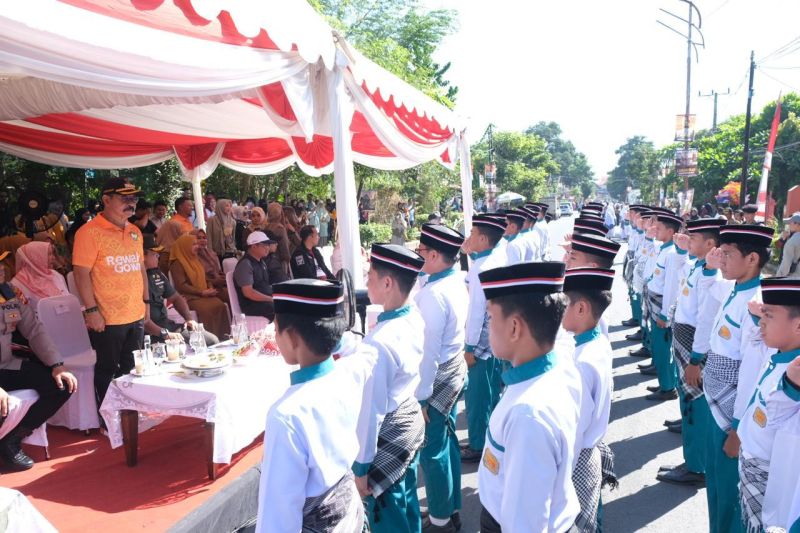 Wakil Bupati Gowa, Sulawesi Selatan Abdul Rauf Malaganni saat melepas peserta gerak jalan pelajar dalam rangka menyambut Hari Ulang Tahun (HUT) ke-79 Republik Indonesia di Gowa, Selasa (13/08/2024). ANTARA/HO-Humas Pemkab Gowa