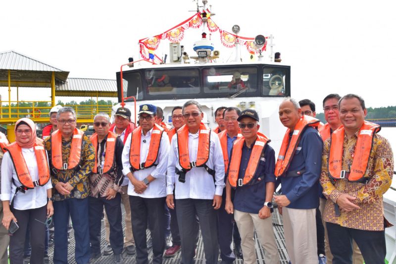 Menteri ESDM Arifin Tasrif (baris depan, empat kanan) bersama Menteri Perhubungan Budi Karya Sumadi (baris depan, lima kanan) meresmikan operasional prototipe kapal berbahan bakar ganda atau diesel dual fuel (DDF) crewboat milik PT Pertamina Hulu Mahakam (PHM) di Pelabuhan Somber, Balikpapan, Kalimantan Timur, Senin (12/8/2024). ANTARA/HO-Humas Kementerian ESDM