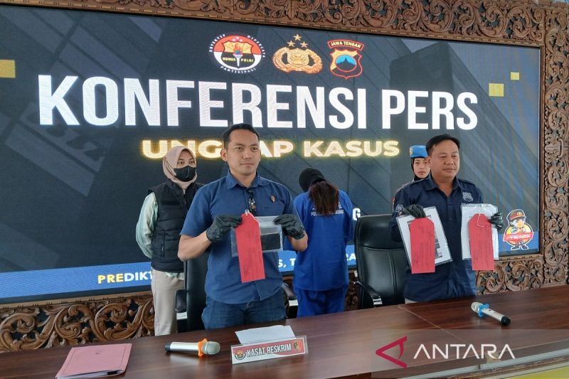 Polisi menunjukkan barang bukti kasus seorang selebgram promosikan judi daring. ANTARA/Heru Suyitno