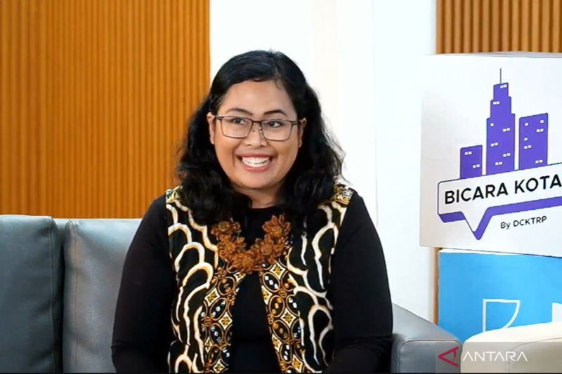Tangkapan layar Ketua Sub Kelompok Perencanaan Bidang Geologi, Konservasi Air Baku dan Penyediaan Air Bersih Dinas Sumber Daya Air (SDA) DKI Jakarta Elisabeth Tarigan dalam seminar daring yang disiarkan di YouTube Dinas Cipta Karya, Tata Ruang dan Pertanahan DKI Jakarta, Selasa (13/8/2024). ANTARA/Lia Wanadriani Santosa