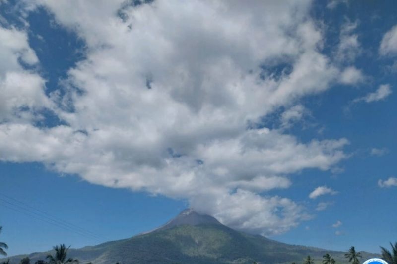 Visual erupsi Gunung Lewotobi Laki-laki di Flores Timur, NTT, Selasa (13/8/2024). (ANTARA/HO-PVMBG)