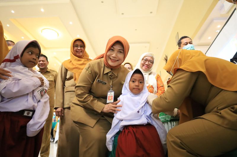 Sekda Kota Probolinggo Ninik Ira Wibawati melihat anak-anak diimunisasi di di Gedung Paseban Sena Kota Pronbolinggo, Jawa Timur, Selasa (13/8/2024). (ANTARA/HO-Diskominfo Kota Probolinggo)