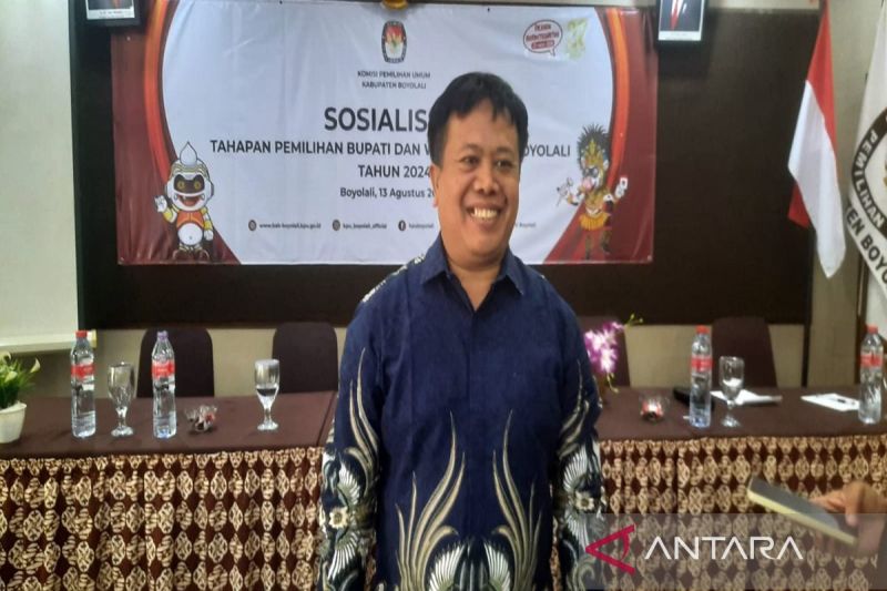Koordinator Divisi Sosialisasi Pendidikan Pemilih Partisipasi Masyarakat dan Sumber Daya Manusia (SDM) KPU Boyolali Nyuwardi usai sosialisasi tahapan pilkada kepada ormas di Boyolali, Selasa (13/8/2024), ANTARA/Bambang Dwi Marwoto.