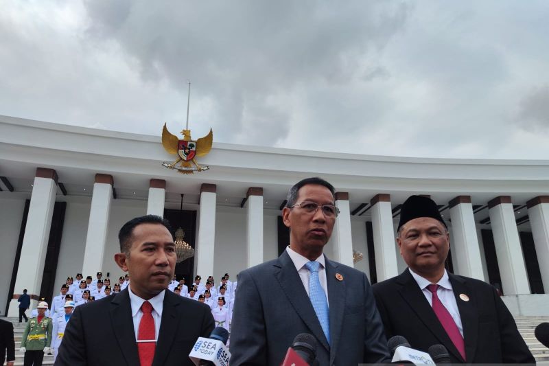 Kepala Sekretariat Presiden (Kasetpres) Heru Budi Hartono (tengah) memberi keterangan pers usai acara pengukuhan Pasukan Pengibar Bendera Pusaka (Paskibraka) Tingkat Pusat Tahun 2024 di Istana Negara, IKN, Kaltim, Selasa (13/8/2024). ANTARA/Mentari Dwi Gayati