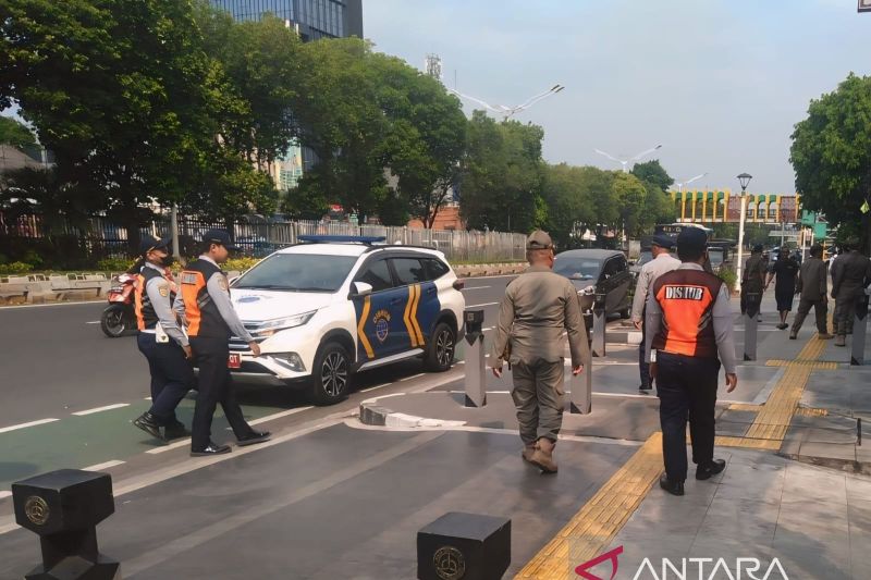 Satpol PP bersama Sudin Perhubungan melakukan patroli parkir liar dan pedagang kaki lima (PKL) di trotoar Jalan Matraman Raya, Jakarta Timur, Senin (12/8/2024). ANTARA/HO-Satpol PP Kecamatan Matraman