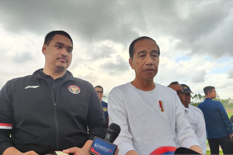 Presiden Joko Widodo memberikan keterangan kepada wartawan usai meninjau Training Center PSSI di IKN, Kalimantan Timur, Selasa (13/8/2024). ANTARA/Menteri Dwi Gayati