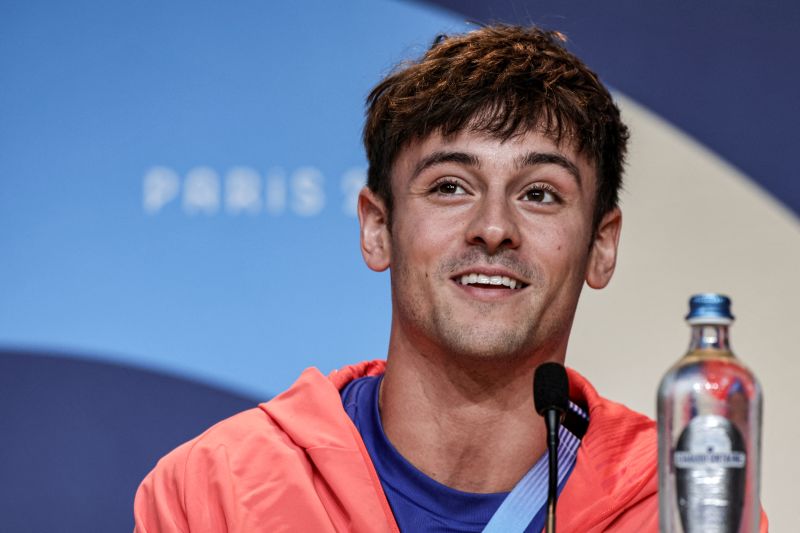 Atlet loncat indah Inggris Tom Daley menghadiri konferensi pers World Aquatics Olympic sebelum Olimpiade Paris 2024 di Paris, Kamis (25/8/2024). (ANTARA/AFP/Stephane de Sakutin)