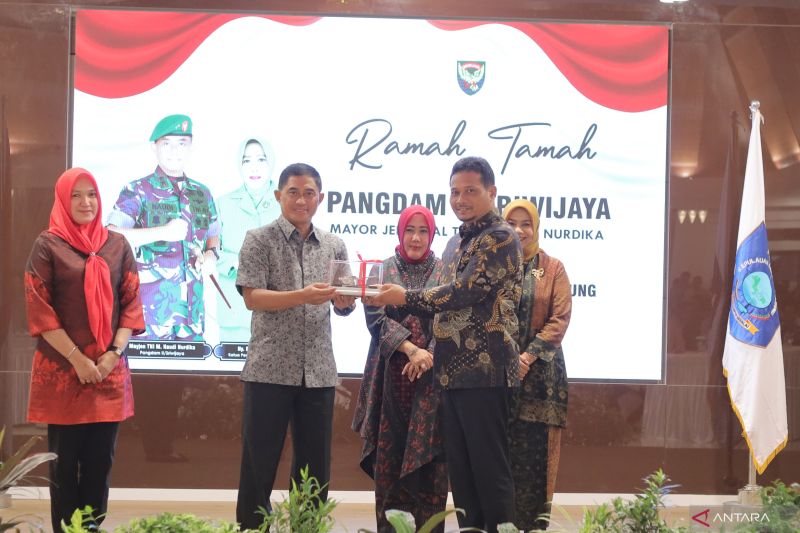 Penjabat Sekda Provinsi Kepulauan Babel Fery Apriyanto (kanan) saat menyerahkan cindramata kepada Panglima Komando Daerah Militer II/Sriwijaya Mayjen TNI M. Naudi Nurdika di Pangkalpinang, Senin malam. (ANTARA/ HO-Humas Diskominfo Babel)