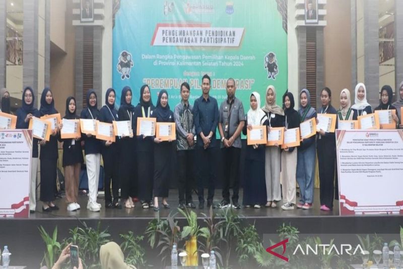 Bawaslu Kalsel saat menggaungkan pengawasan partisipatif di Pilkada 2024 bersama kaum perempuan dari berbagai elemen di Banjarmasin. ANTARA/Firman.