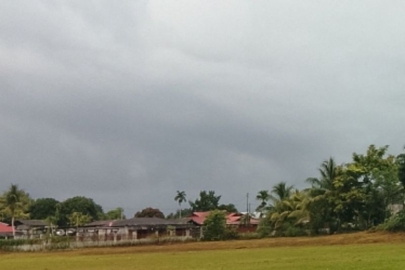 Cuaca Kota Biak, Papua mendung setelah seharian hujan melanda daerah itu sejak Selasa (14/8/2024) dini hari hingga sore. (ANTARA/Muhsidin)