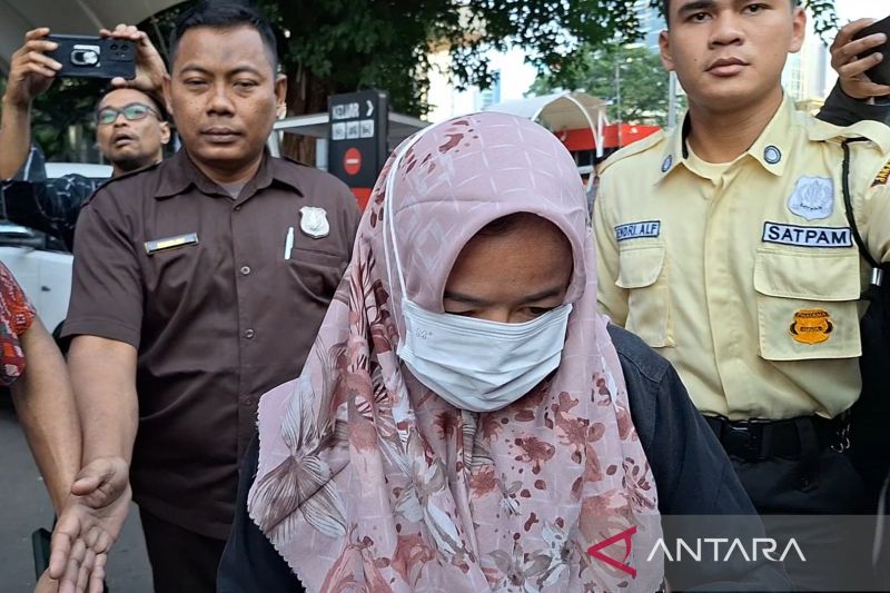Mantan anggota DPR RI Miryam S. Haryani meninggalkan Gedung Merah Putih KPK usai menjalani pemeriksaan pada Selasa (13/8/2024). ANTARA/Fianda Sjofjan Rassat