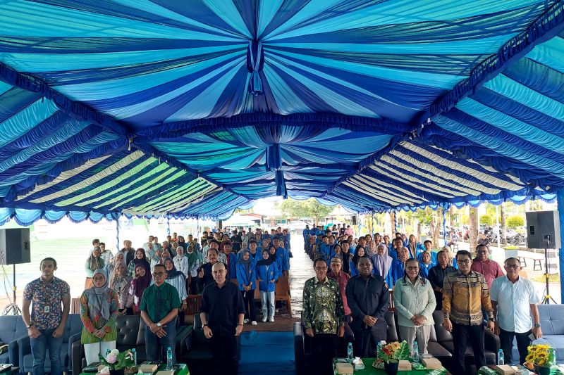 Bawaslu PBD melalukan sosialisasi di Universitas Muhammadiyah Sorong terkait pengawasan partisipatif pada Pilkada 2024 di Sorong, Senin (12/8/2024) (ANTARA/Yuvensius Lasa Banafanu)