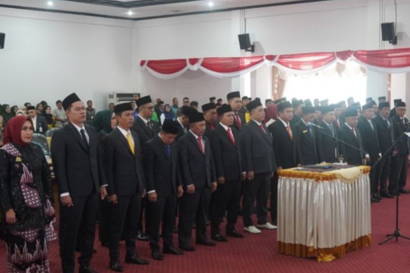 Puluhan anggota DPRD Kabupaten Hulu Sungai Selatan (HSS) Provinsi Kalimantan Selatan menjalani pelantikan dan sumpah jabatan di Kandangan, Kabupaten HSS, Selasa (13/8/2024). ANTARA/HO-Diskominfo HSS.