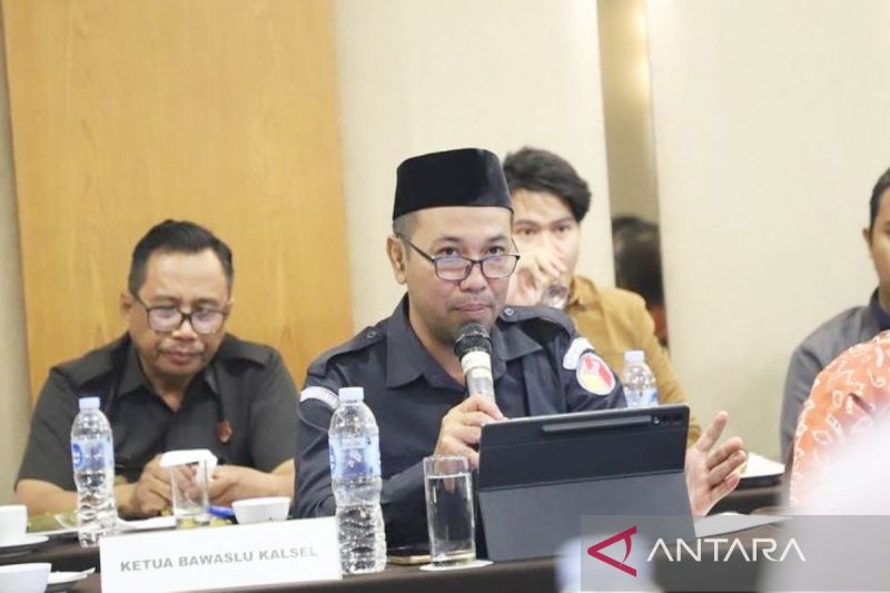 Ketua Bawaslu Kalsel Aries Mardiono di Banjarmasin, Selasa (13/8/2024). (ANTARA/Firman)