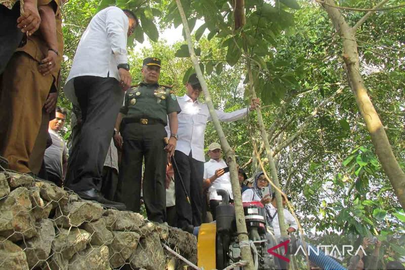 Wamentan RI Sudaryono bersama Pangdam IM Mayjen TNI Niko Fahrizal dan Anggota DPR RI TA Khalid mengecek program pompanisasi di pedalaman Kabupaten Aceh Besar, Selasa (13/8/2024). ANTARA/M Haris SA